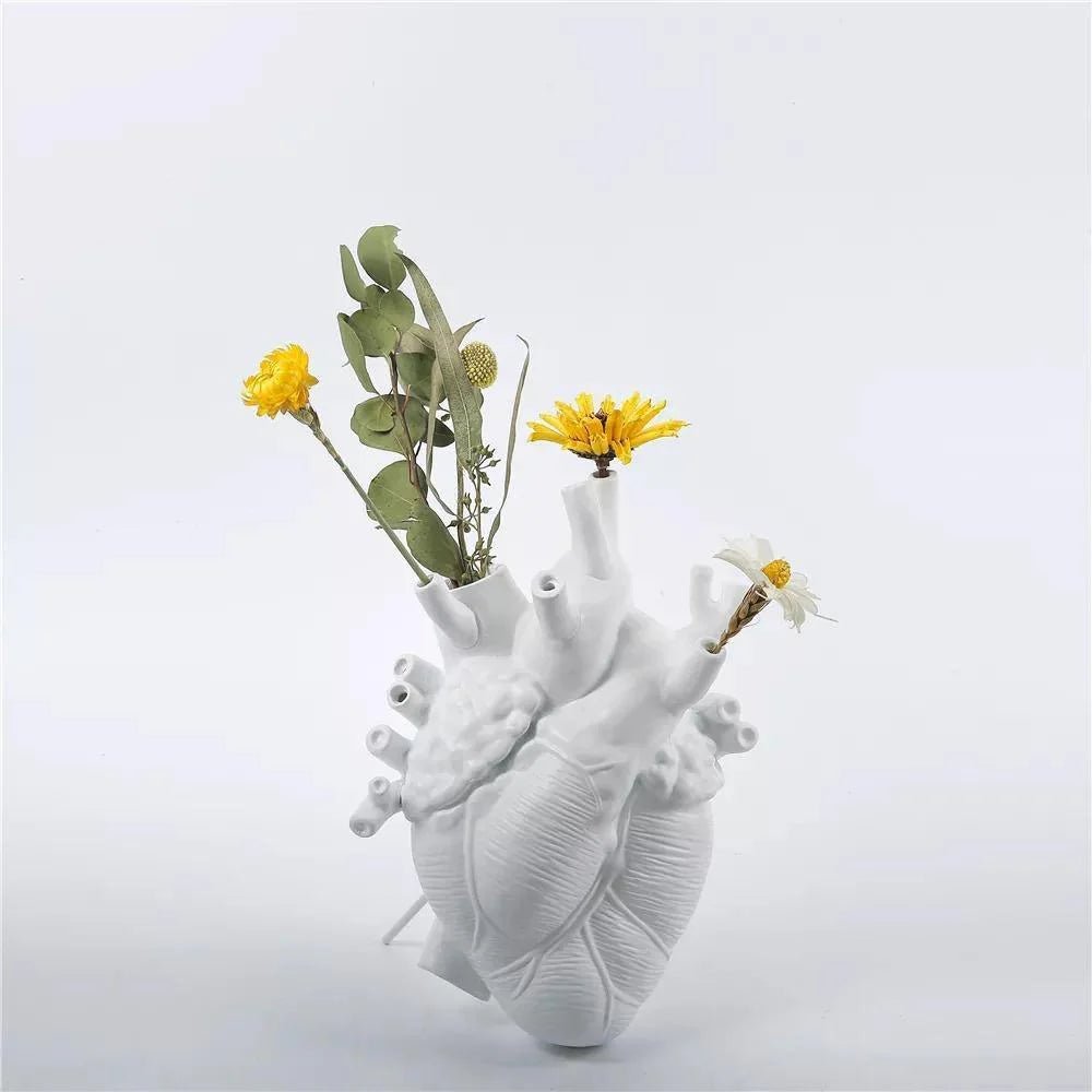 anatomical-heart-resin-vase-for-dried-flowers-img11.webp