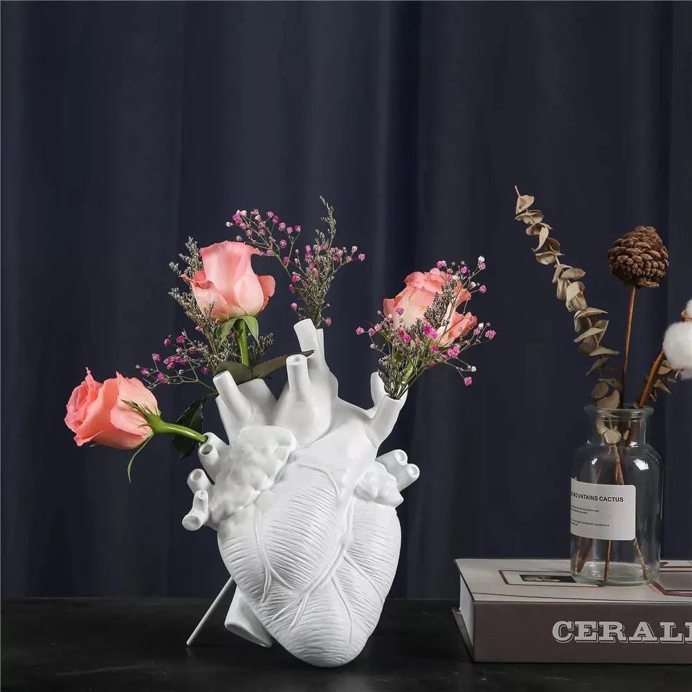 anatomical-heart-resin-vase-for-dried-flowers-img12.webp
