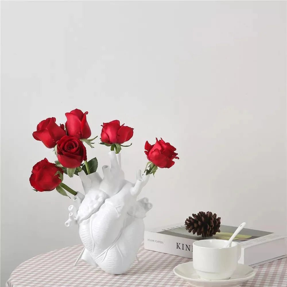 anatomical-heart-resin-vase-for-dried-flowers-img13.webp