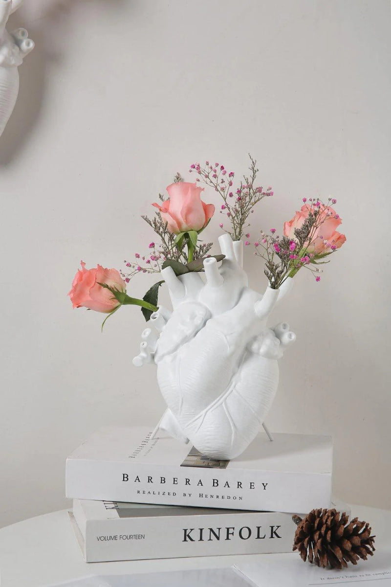 anatomical-heart-resin-vase-for-dried-flowers-img6.webp