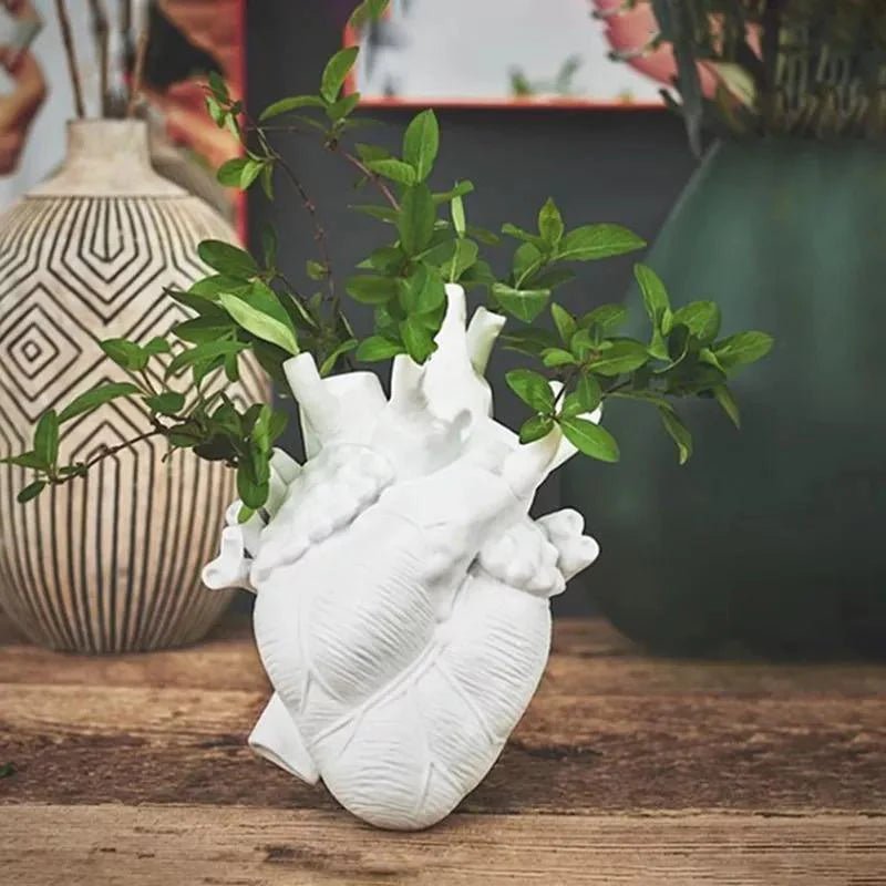 anatomical-heart-resin-vase-for-dried-flowers-img8.webp