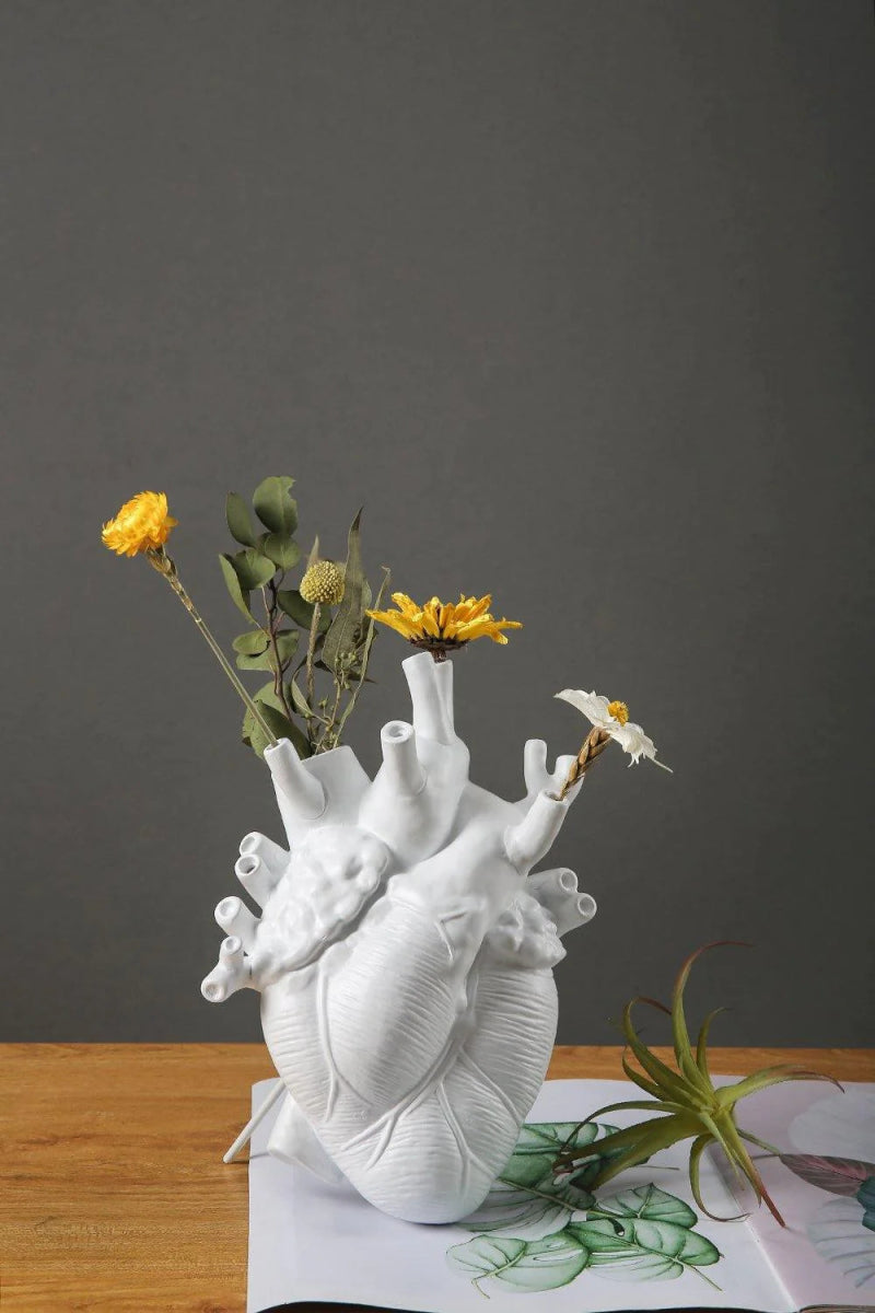 anatomical-heart-resin-vase-for-dried-flowers-img9.webp