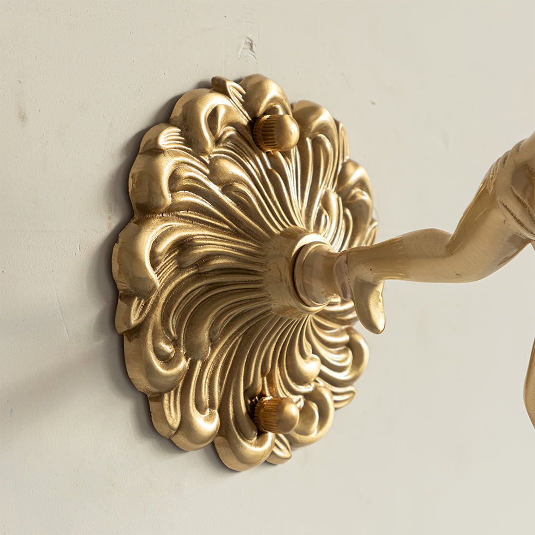 antique-brass-wall-sconce-with-angel-figurine-detail-img11.jpg