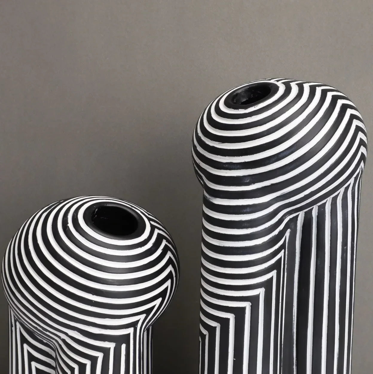 black-white-striped-vase-set-with-bold-monochrome-elegance-img5.png