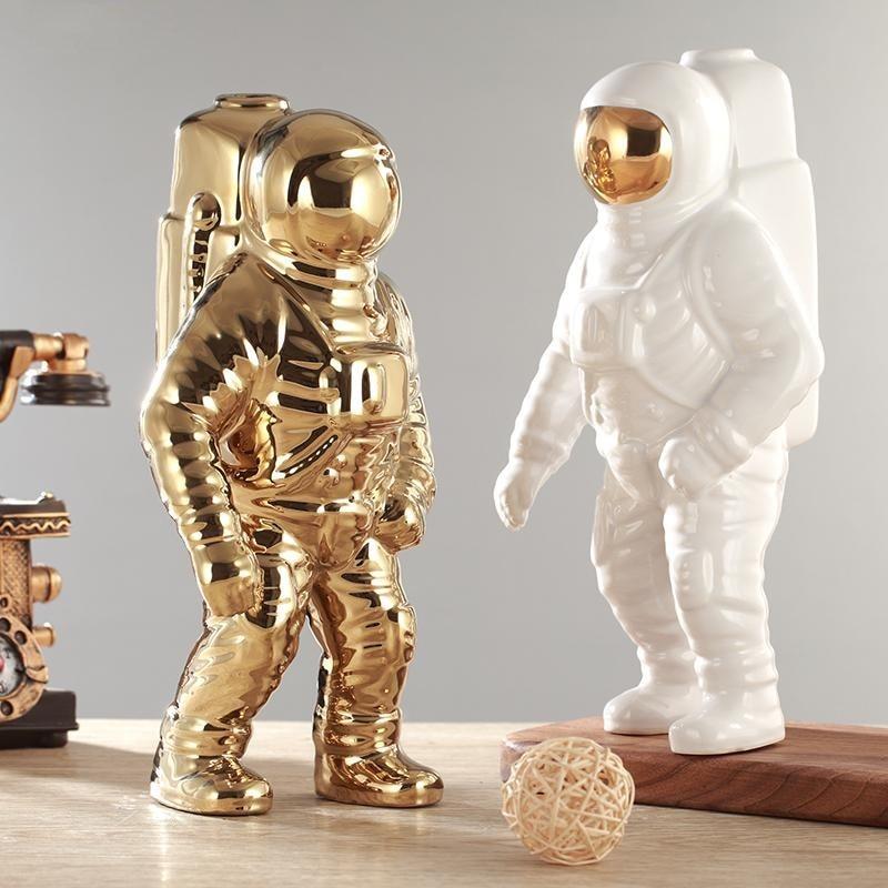 ceramic-astronaut-vase-with-cosmic-charm-img1.jpg