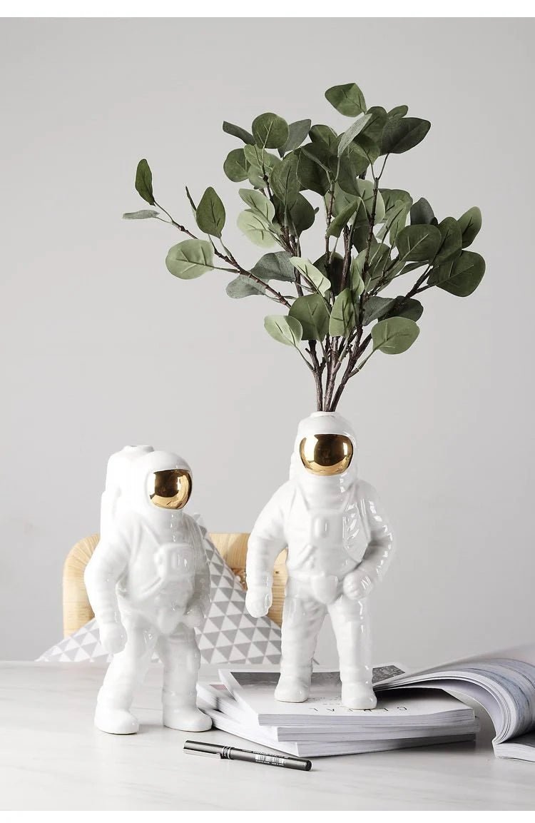 ceramic-astronaut-vase-with-cosmic-charm-img3.webp