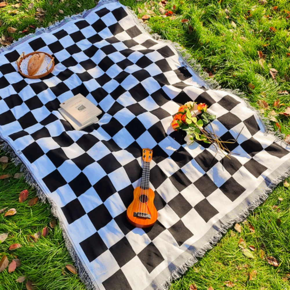 checkered-microfiber-picnic-blanket-with-fringed-edges-img1.jpg