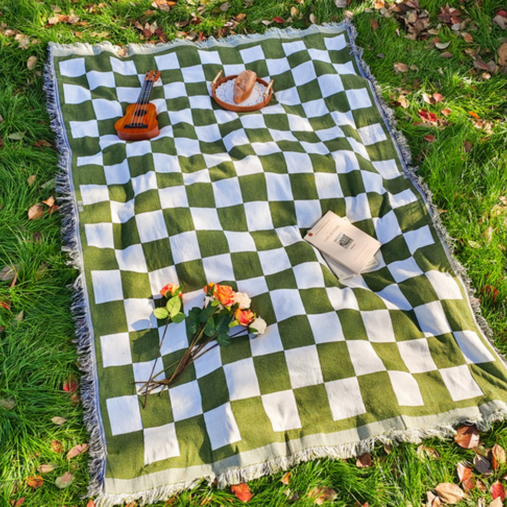 checkered-microfiber-picnic-blanket-with-fringed-edges-img2.jpg