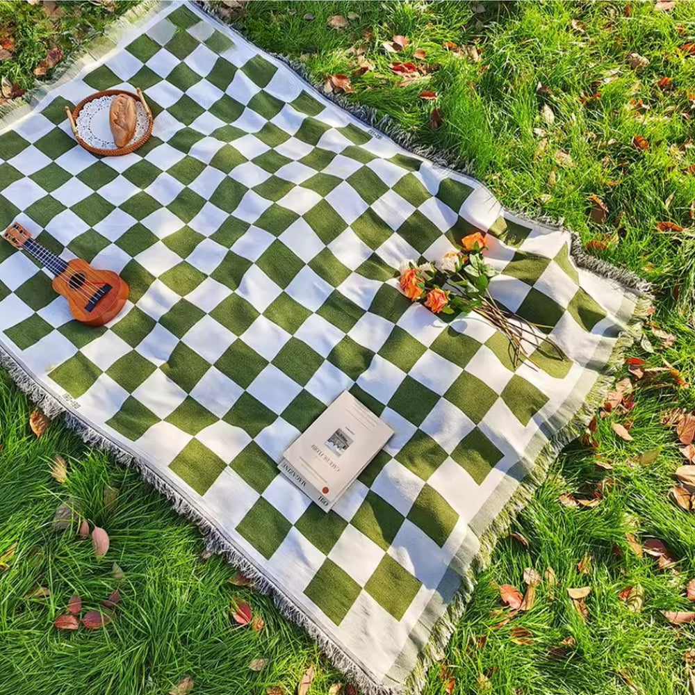 checkered-microfiber-picnic-blanket-with-fringed-edges-img3.jpg