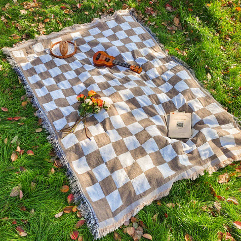 checkered-microfiber-picnic-blanket-with-fringed-edges-img5.jpg