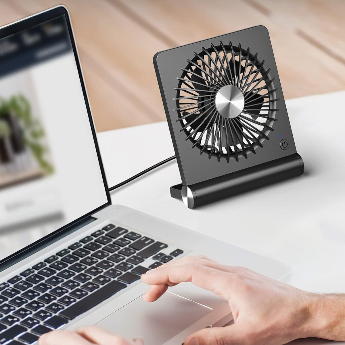 compact-usb-desk-fan-with-adjustable-pivoting-head-img2.jpg