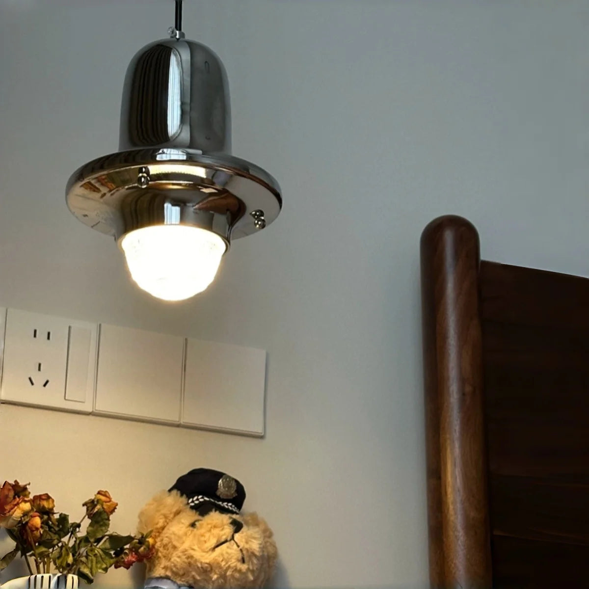 contemporary-metal-pendant-light-with-bauhaus-geometric-design-img4.webp