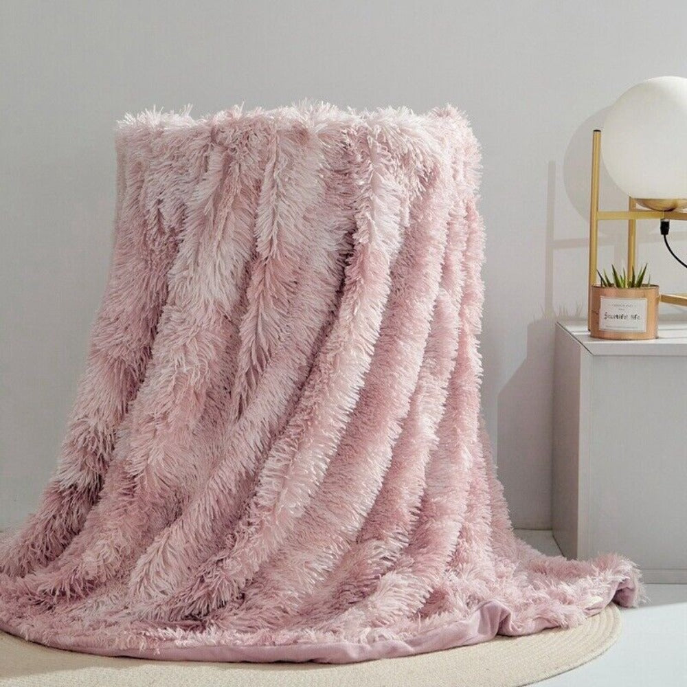 luxe-faux-fur-fleece-throw-blanket-with-velvety-softness-img1.jpg