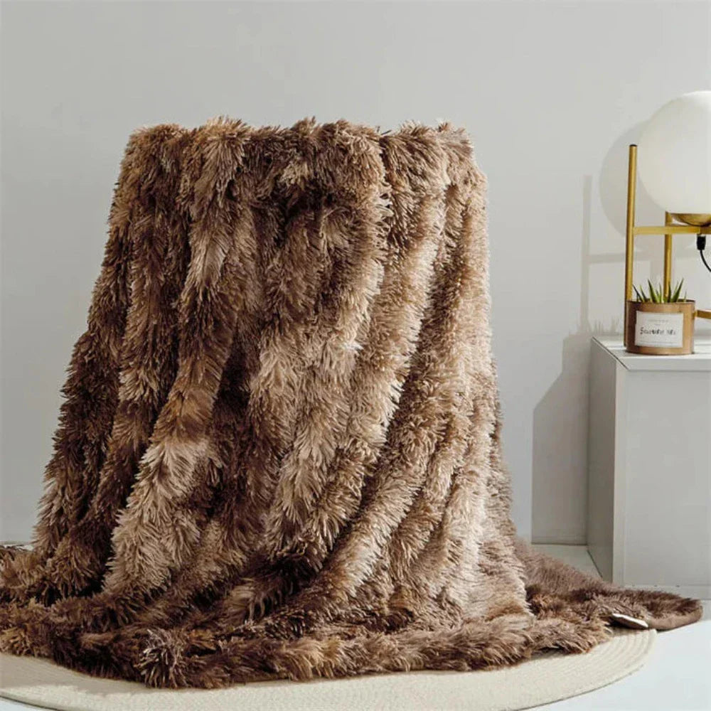 luxe-faux-fur-fleece-throw-blanket-with-velvety-softness-img4.webp