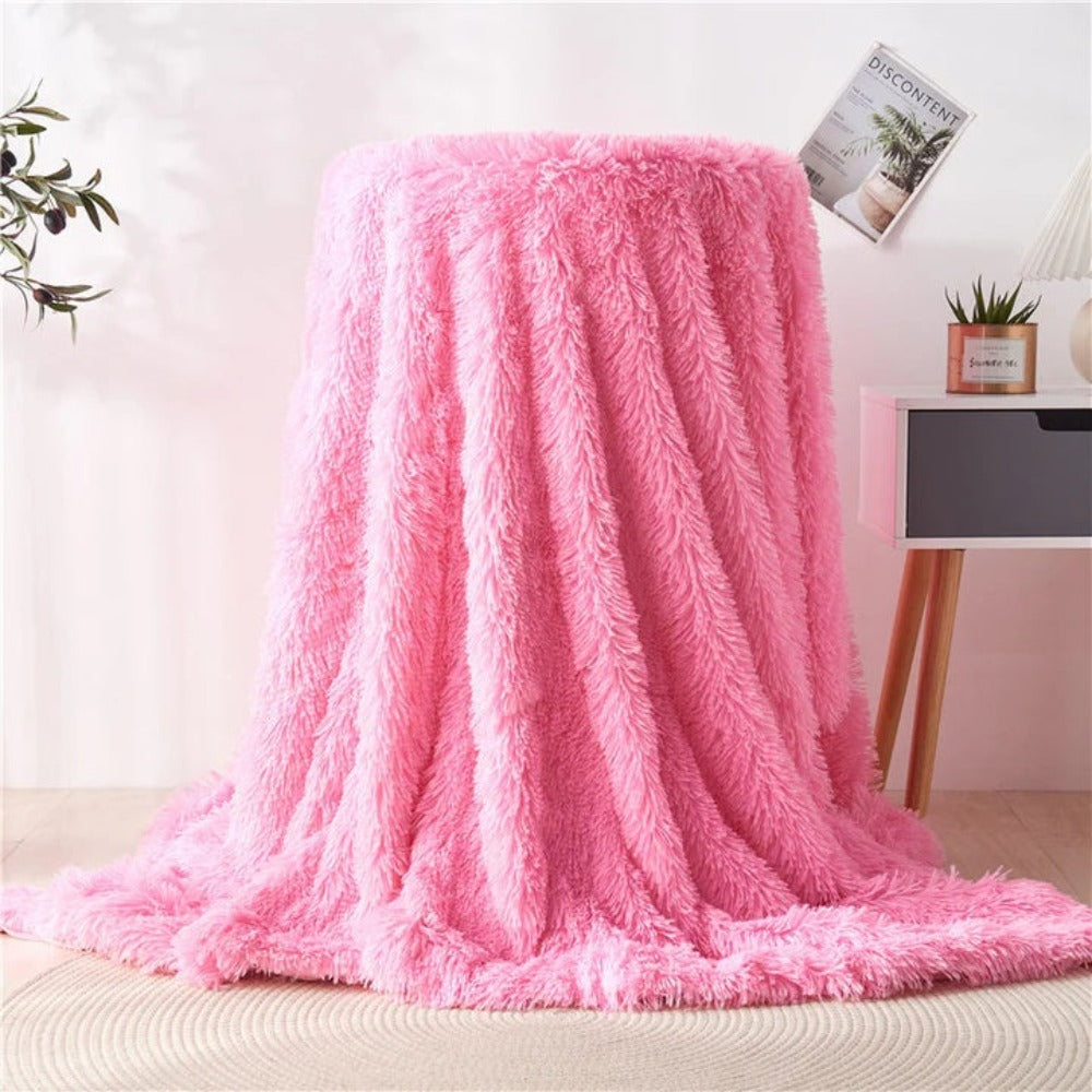 luxe-faux-fur-fleece-throw-blanket-with-velvety-softness-img9.jpg
