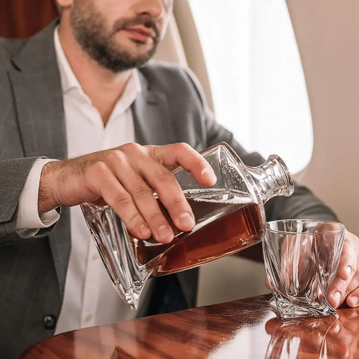 luxury-whiskey-decanter-set-with-crystal-carafe-8-granite-stones-img3.png