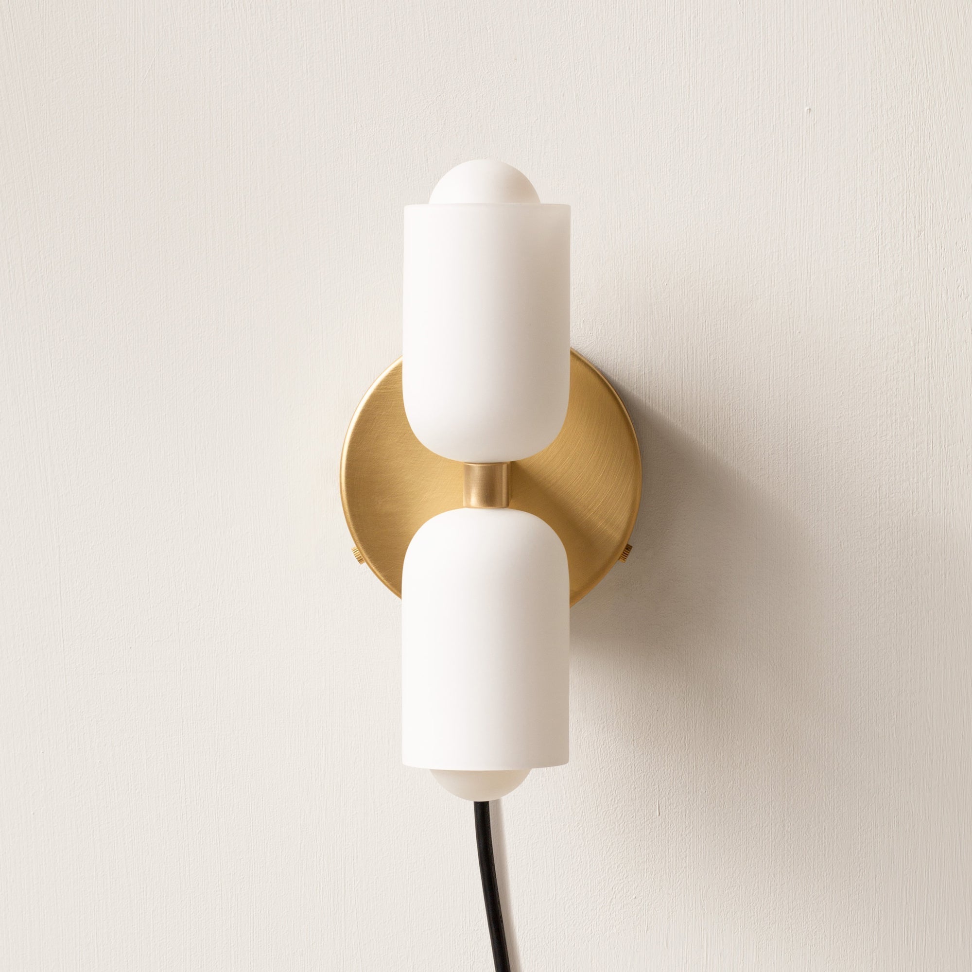 modern-acrylic-wall-sconce-with-up-down-light-effect-img3.jpg