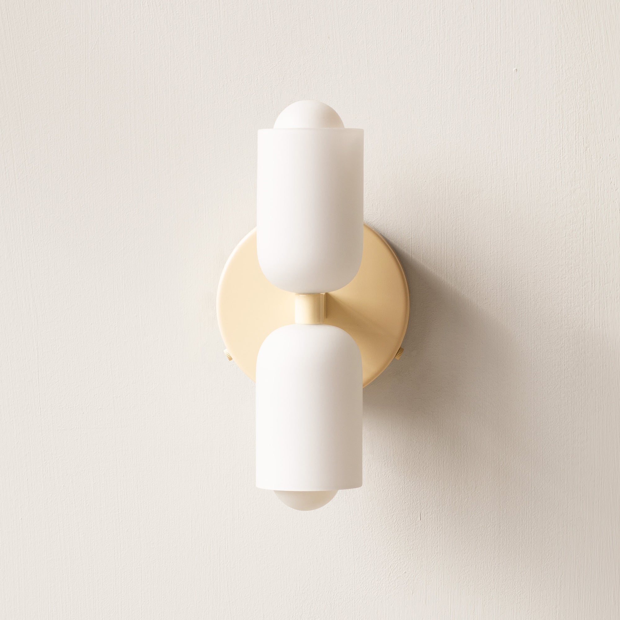 modern-acrylic-wall-sconce-with-up-down-light-effect-img4.jpg