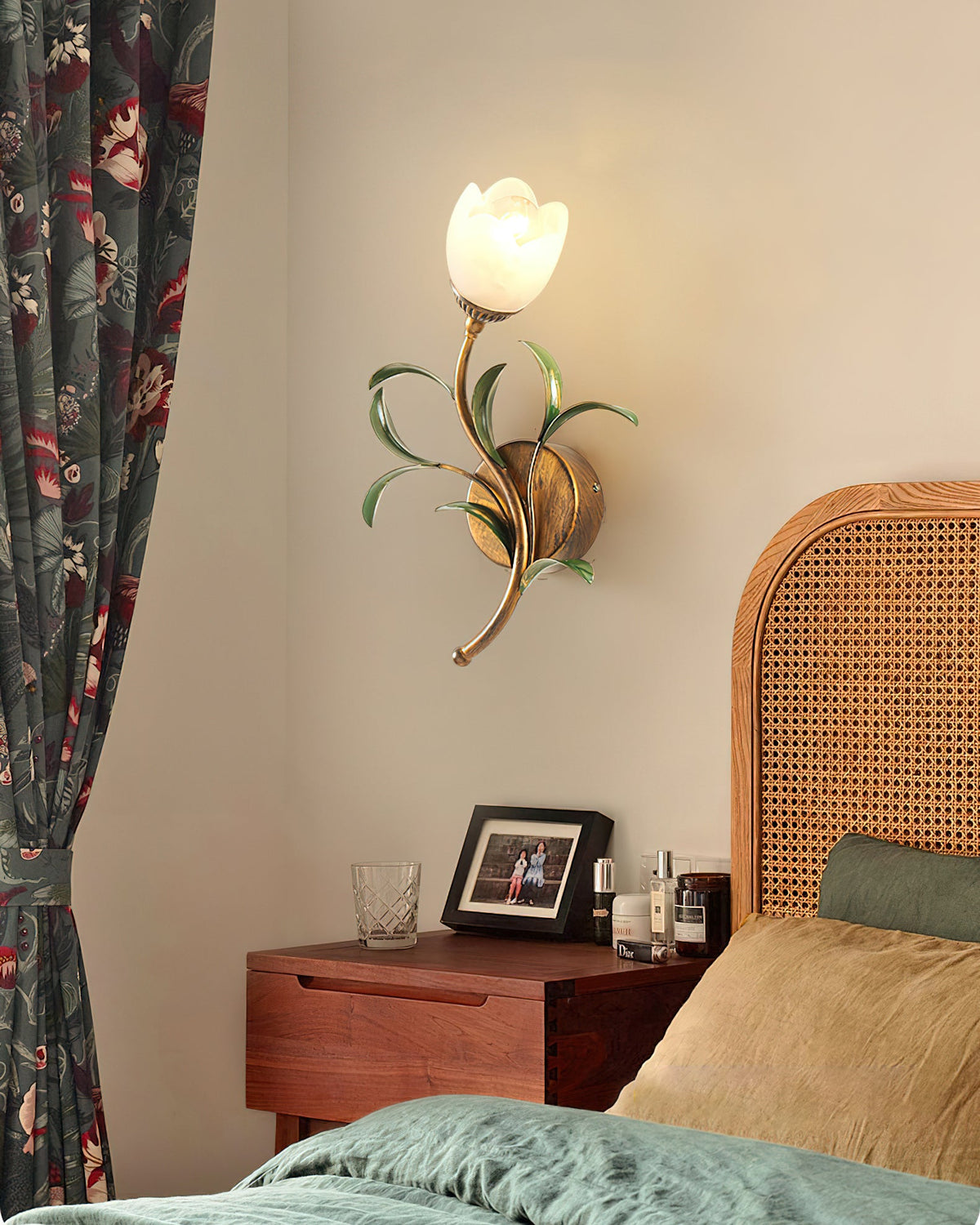 modern-jasmine-wall-sconce-with-floral-accent-for-living-room-img5.jpg
