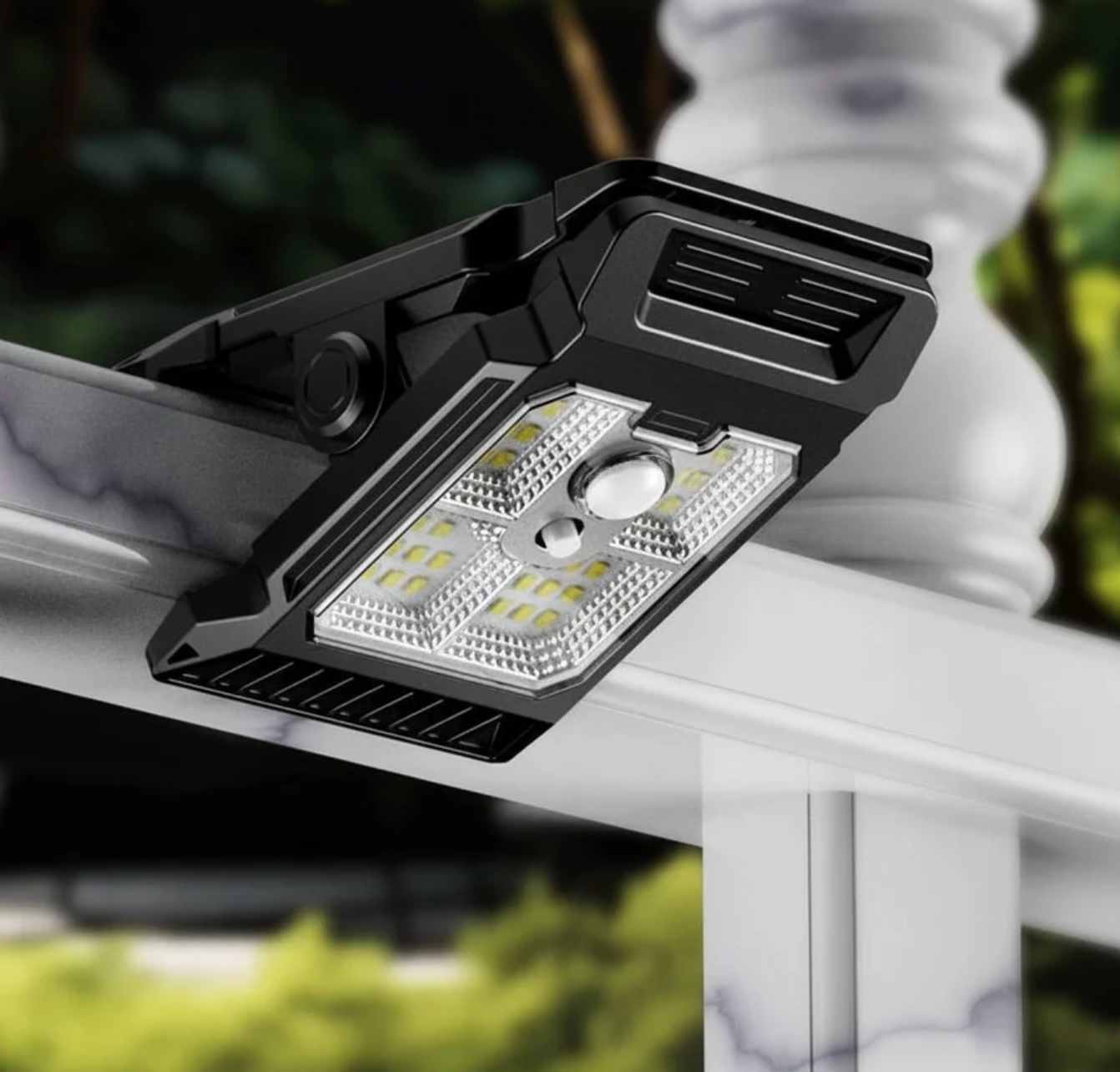 modern-solar-fence-light-with-security-clip-on-for-balcony-img3.png
