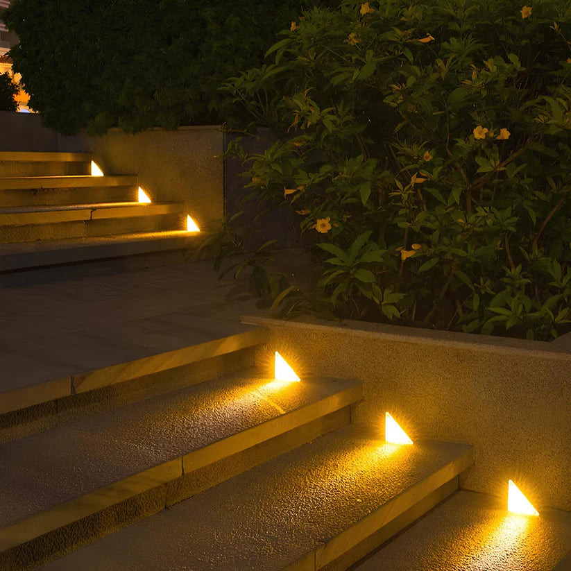modern-solar-step-light-for-garden-pathway-img3.jpg