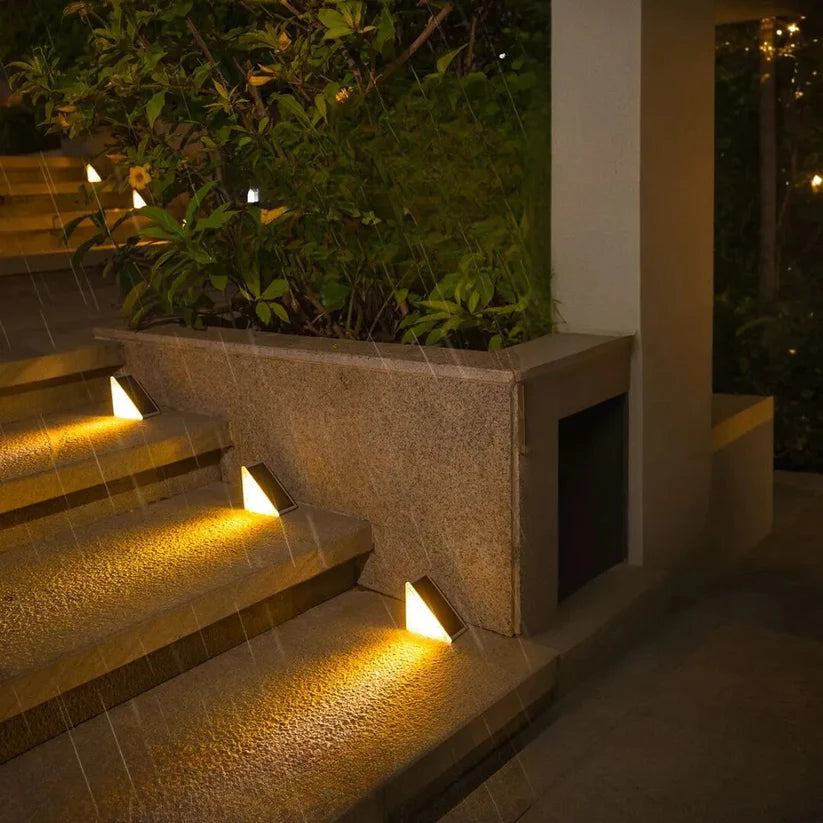 modern-solar-step-light-for-garden-pathway-img8.jpg
