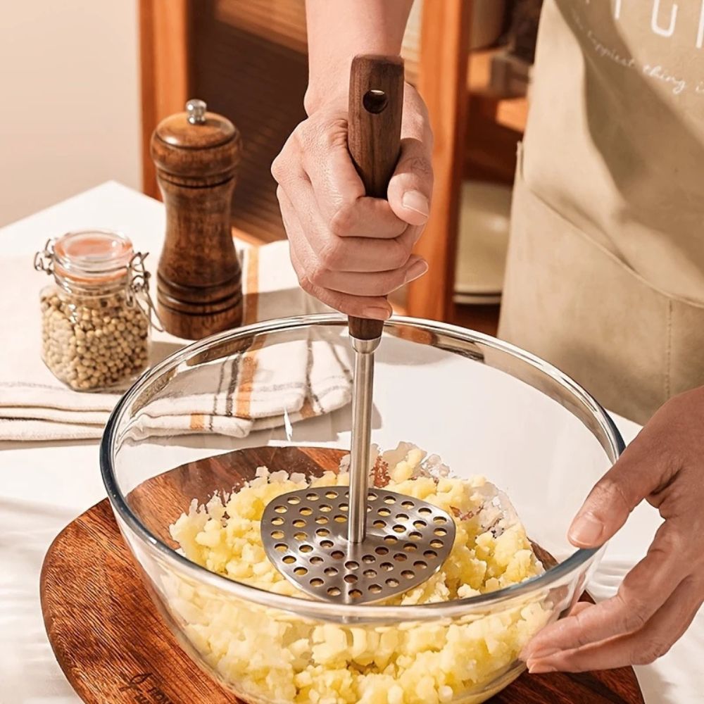 precision-stainless-steel-potato-masher-wood-handle-img4.jpg