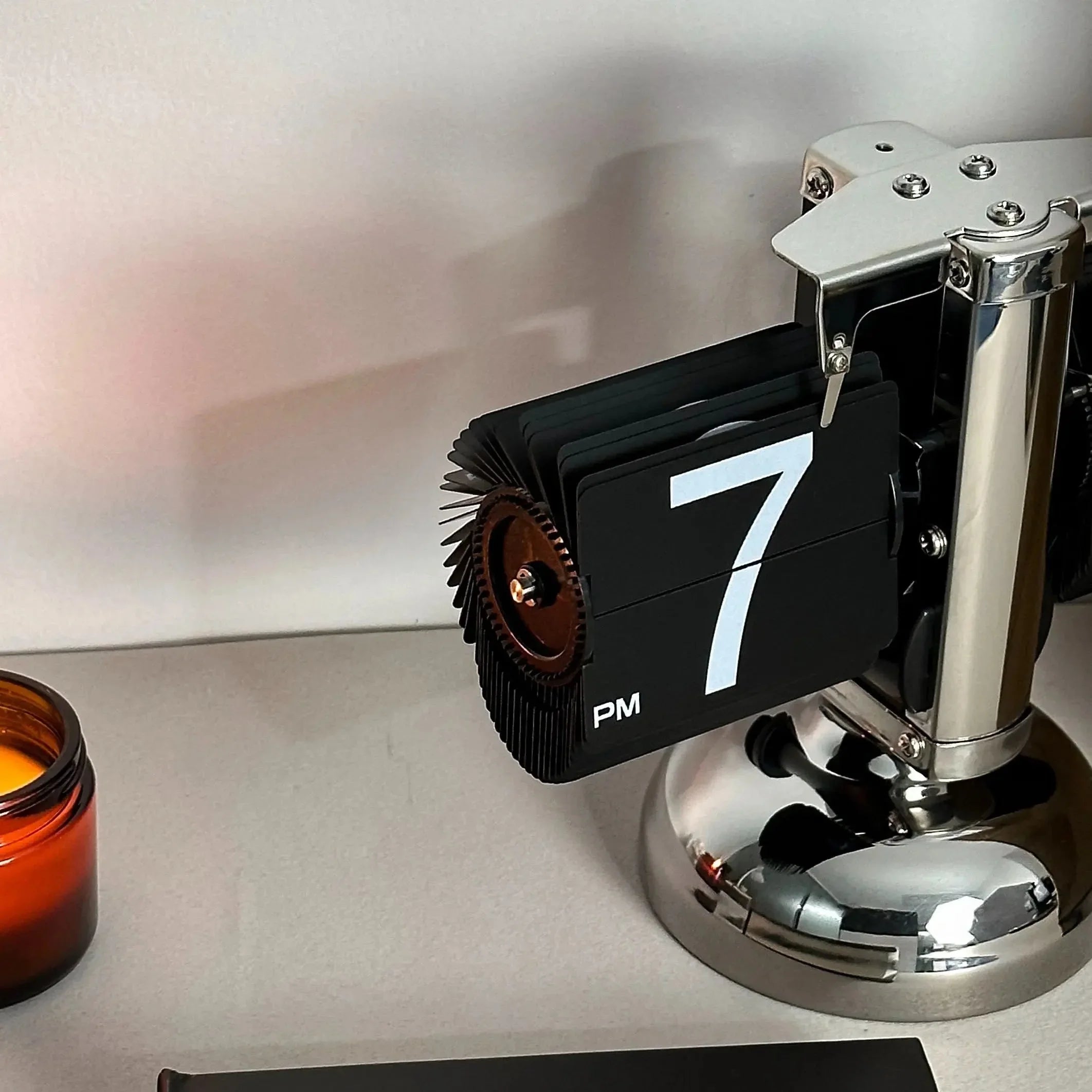 retro-flip-desk-clock-with-vintage-minimalist-style-img2.jpg