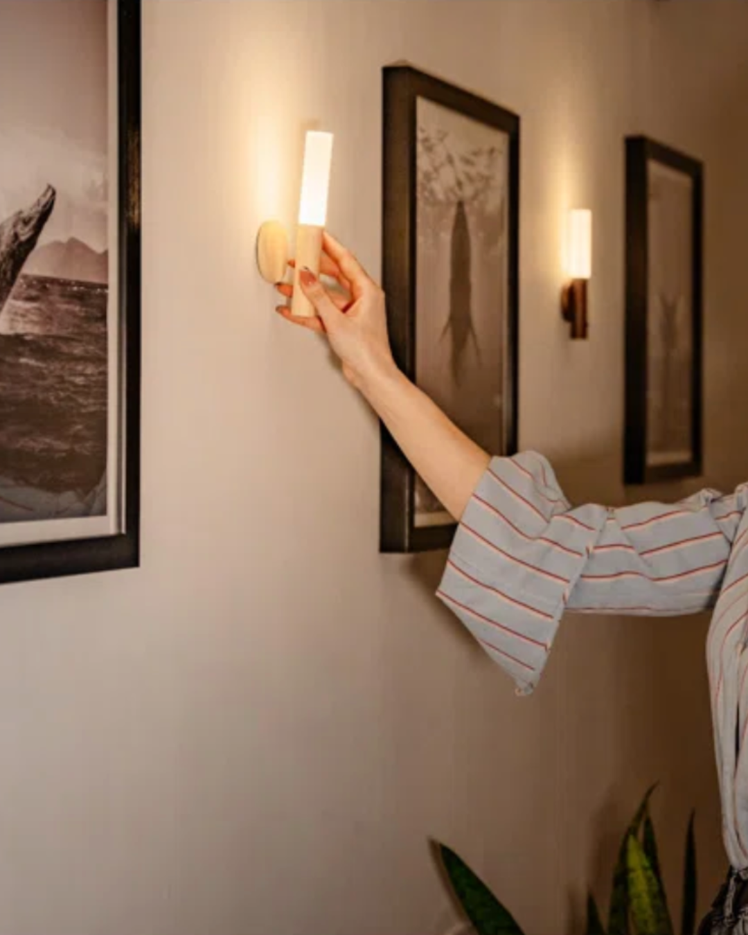 rustic-wooden-wall-sconce-with-rechargeable-led-light-img13.png