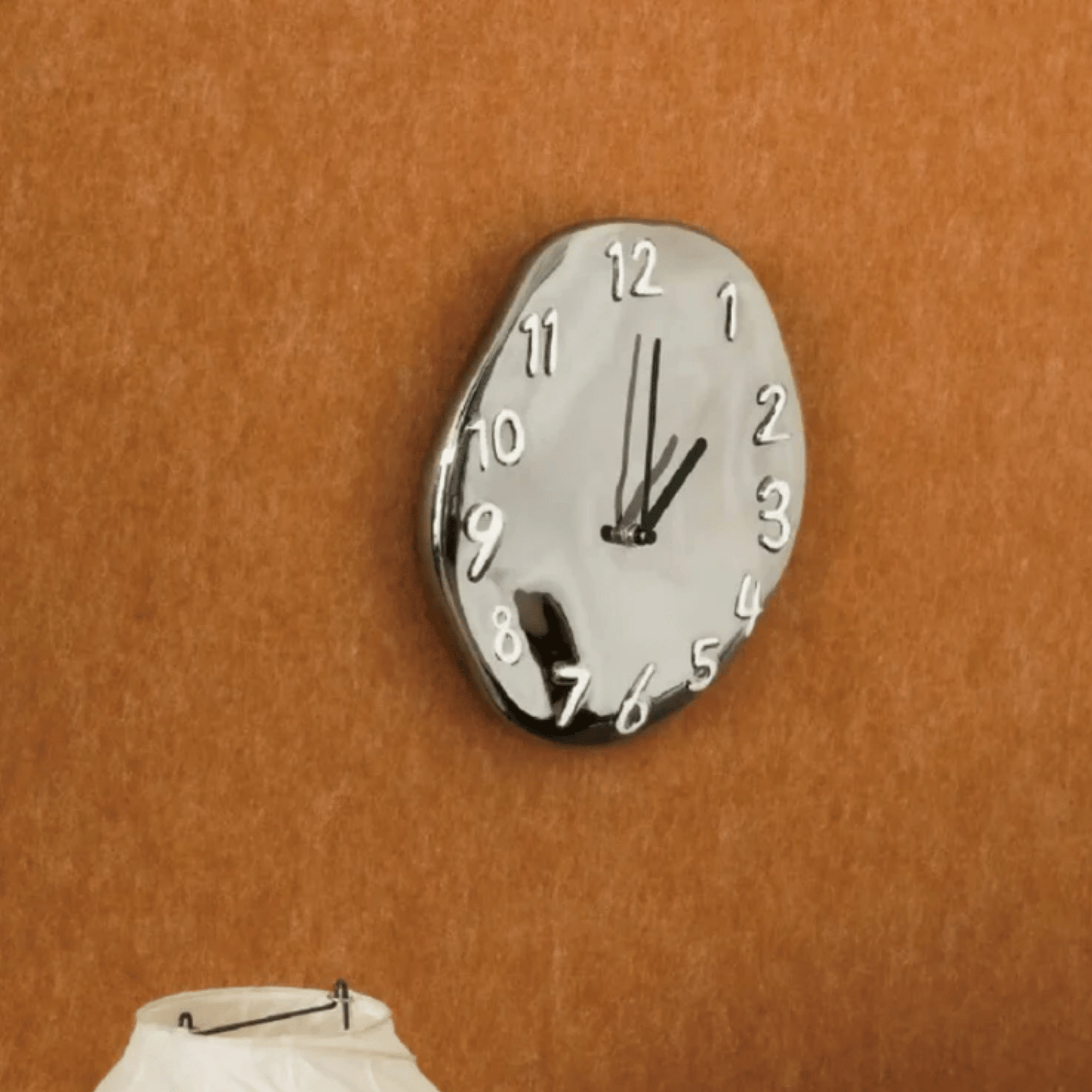 sculpted-ceramic-wall-clock-with-chrome-electroplated-finish-img10.png