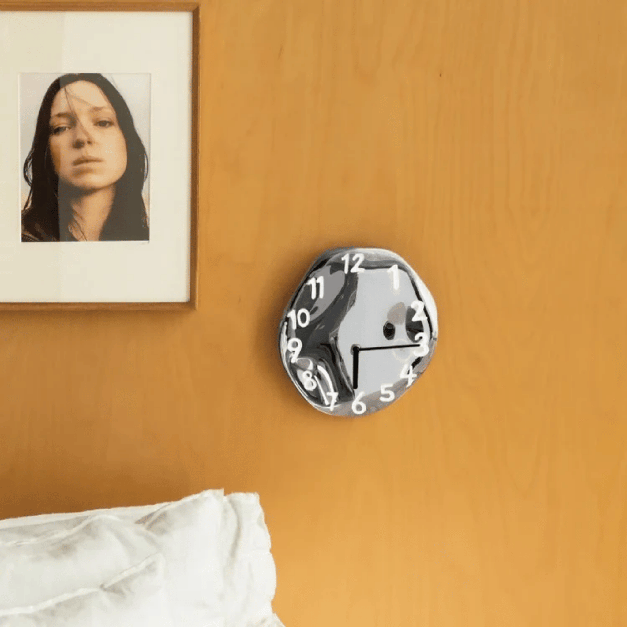 sculpted-ceramic-wall-clock-with-chrome-electroplated-finish-img2.png