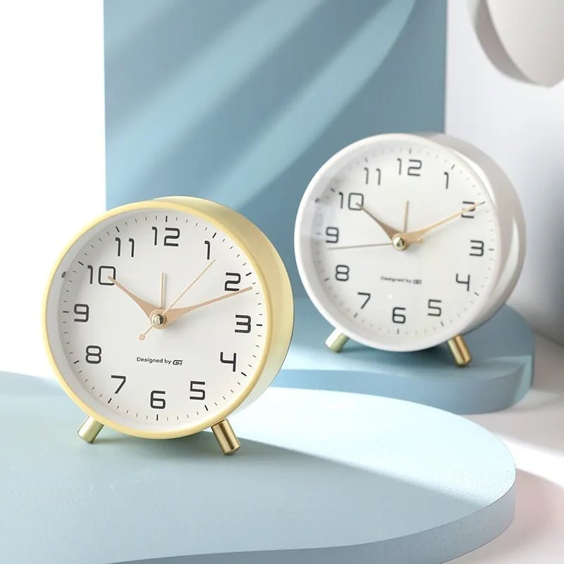 silent-scandinavian-minimalist-table-clock-img2.webp