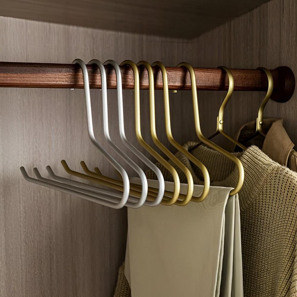 sleek-metal-clothes-hangers-with-minimalist-gold-silver-finish-img1.jpg