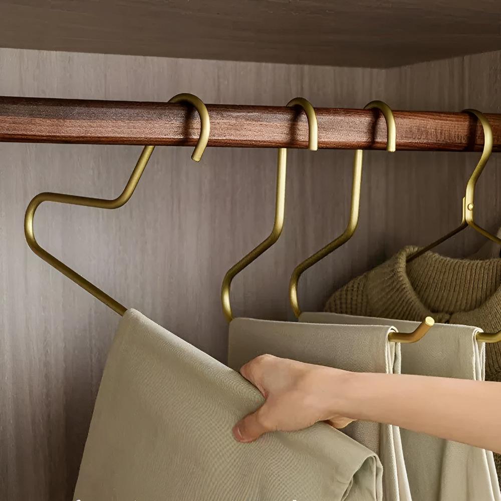 sleek-metal-clothes-hangers-with-minimalist-gold-silver-finish-img4.jpg