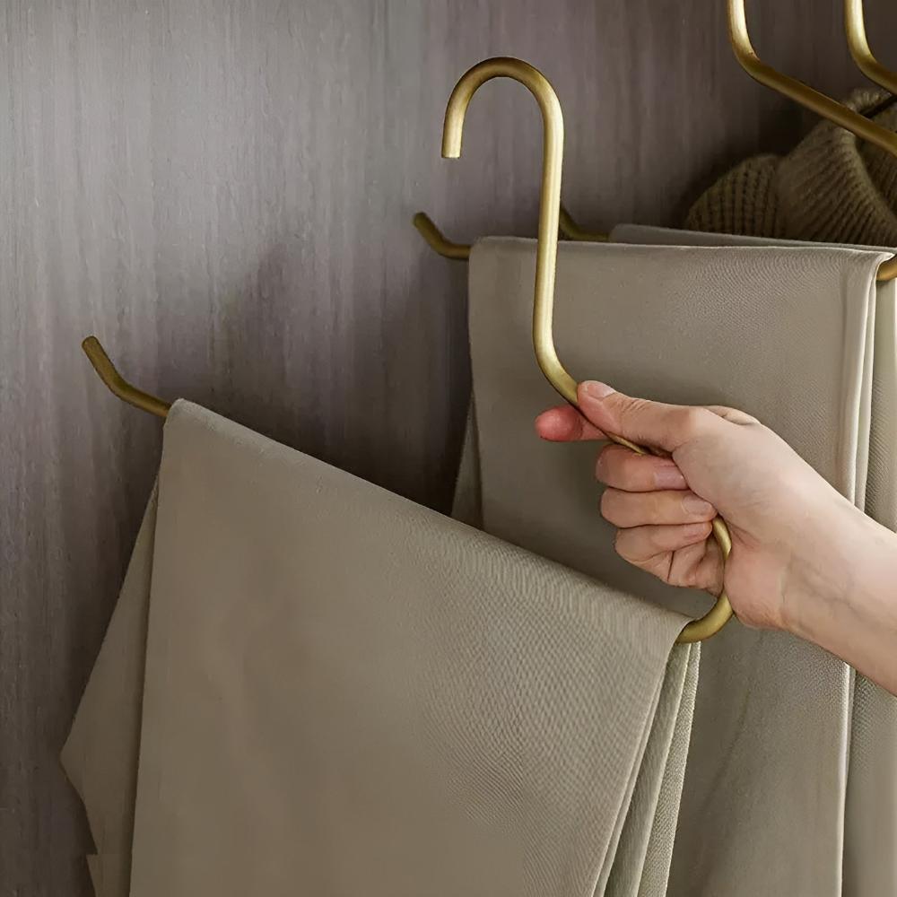 sleek-metal-clothes-hangers-with-minimalist-gold-silver-finish-img5.jpg
