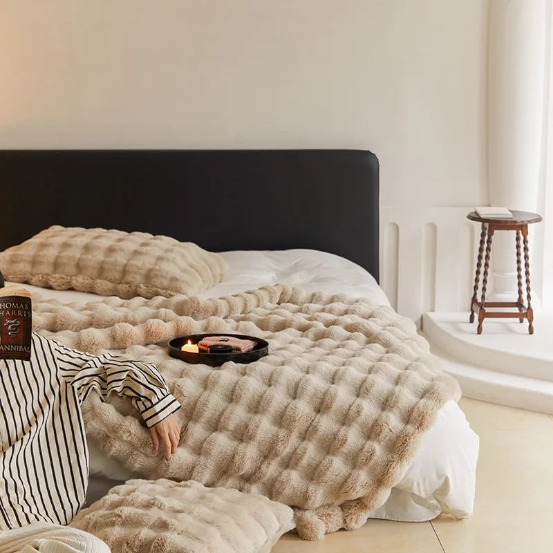 soft-faux-fur-throw-blanket-for-cozy-winter-evenings-img11.jpg