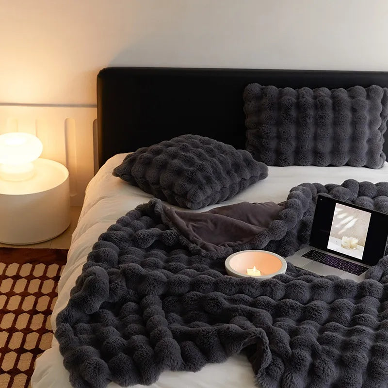 soft-faux-fur-throw-blanket-for-cozy-winter-evenings-img9.jpg