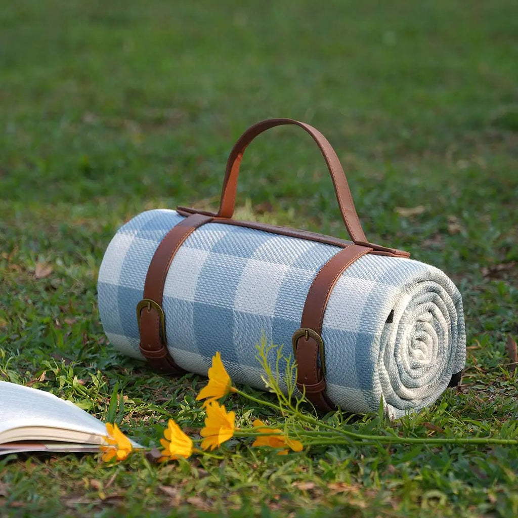 waterproof-checkered-picnic-blanket-with-carry-strap-img1.webp
