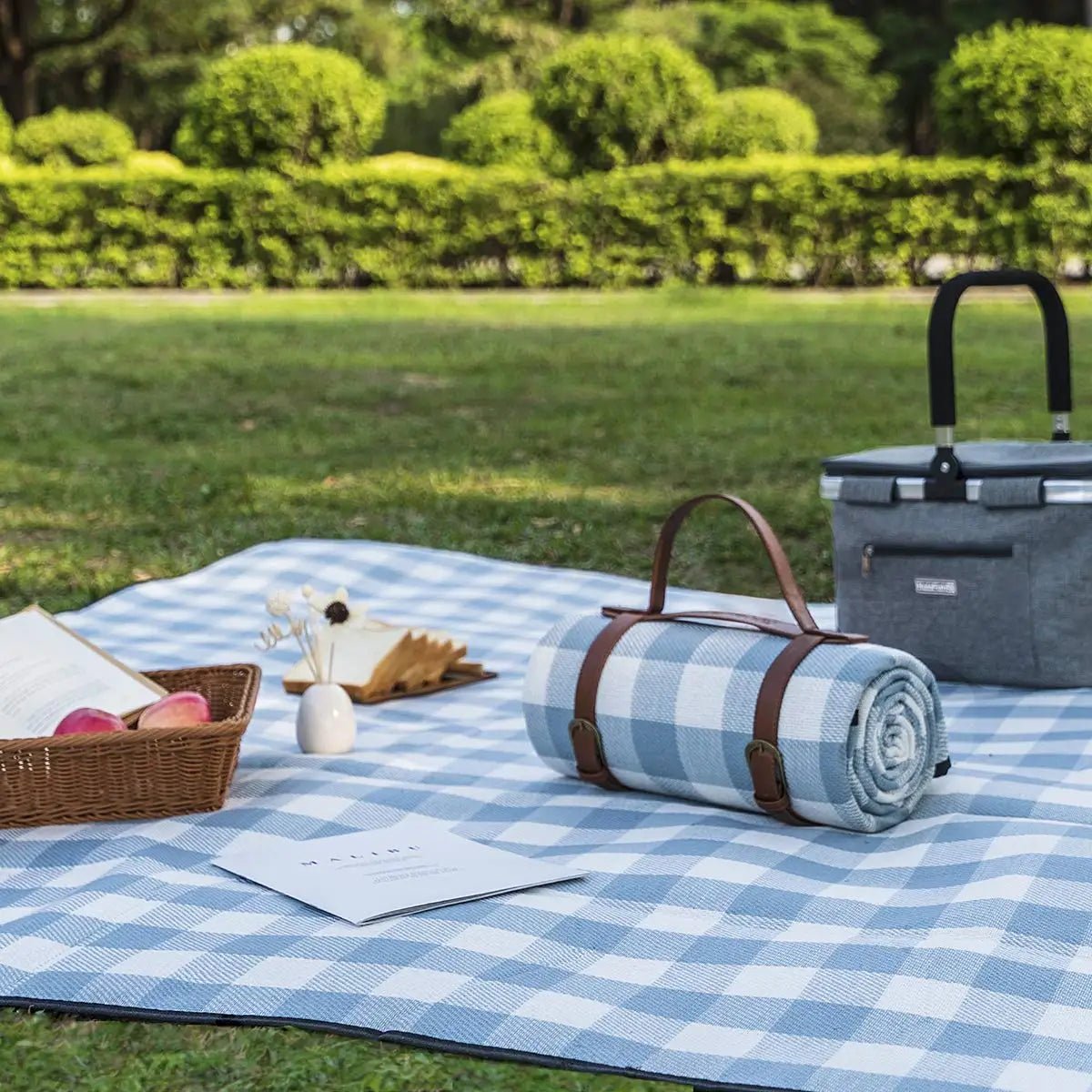 waterproof-checkered-picnic-blanket-with-carry-strap-img2.webp