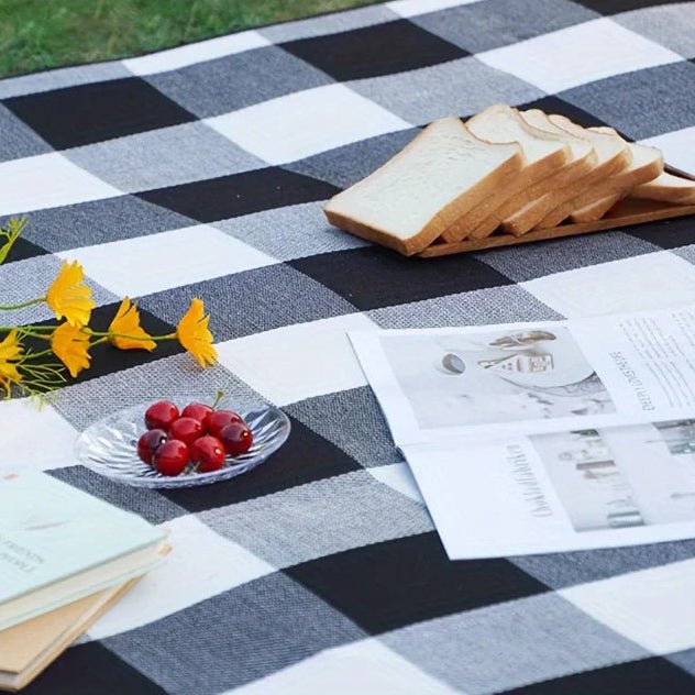 waterproof-checkered-picnic-blanket-with-carry-strap-img3.webp