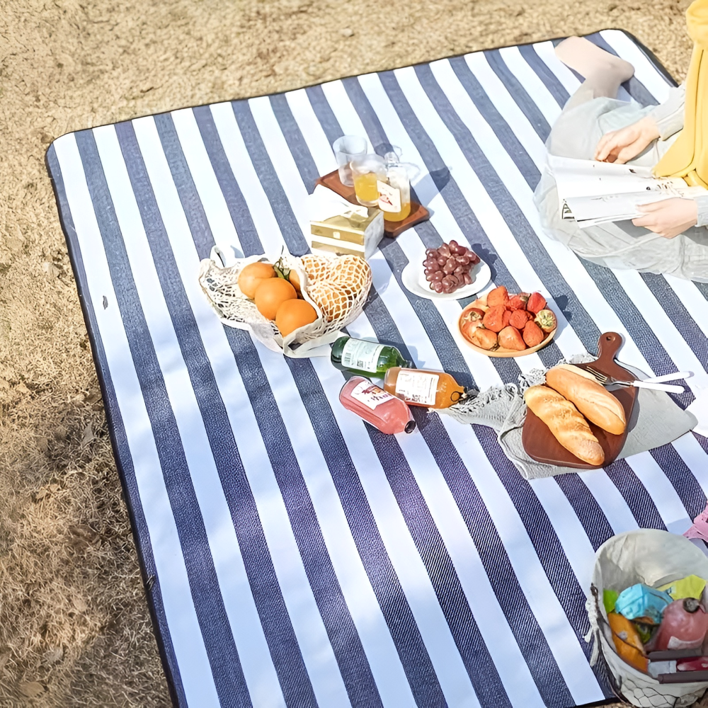 waterproof-foldable-picnic-blanket-for-outdoor-adventures-img3.png